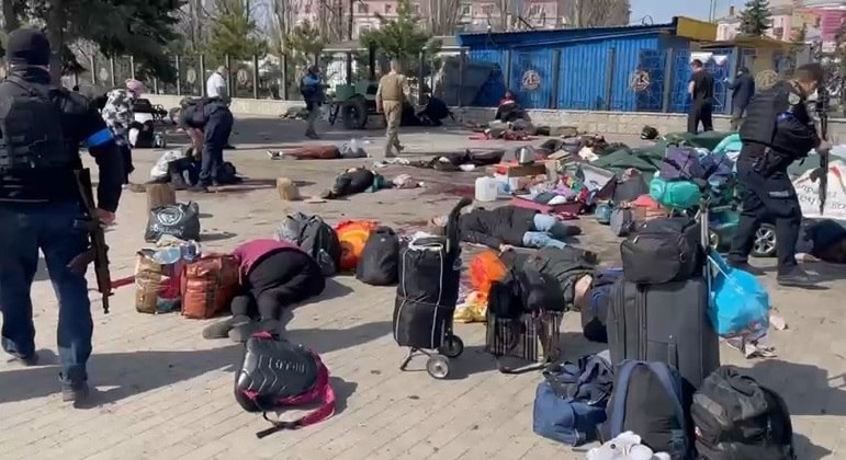 Imagem Ilustrando a Notícia: Cerca de 40 pessoas morreram e cem ficaram feridas em ataque russo a uma estação ferroviária da Ucrânia