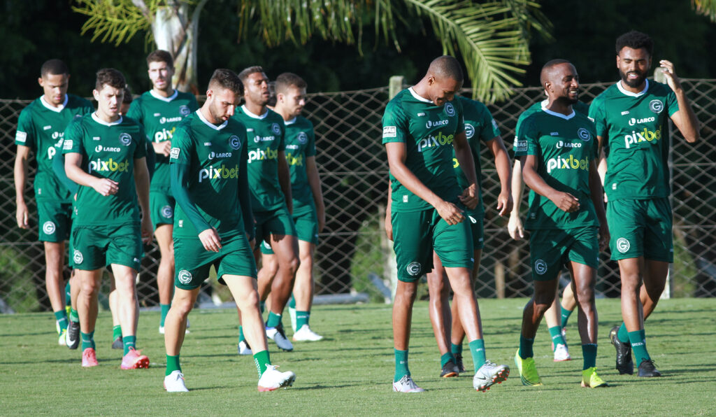 Imagem Ilustrando a Notícia: Goiás e Palmeiras se enfrentam na Serrinha em busca de primeiros pontos na competição