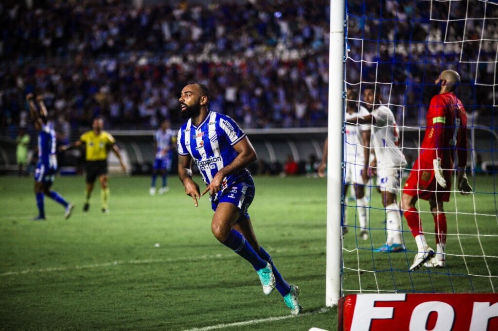 Imagem Ilustrando a Notícia: Autor de gol contra o Bahia, atacante Dalberto projeta duelo contra o Brusque