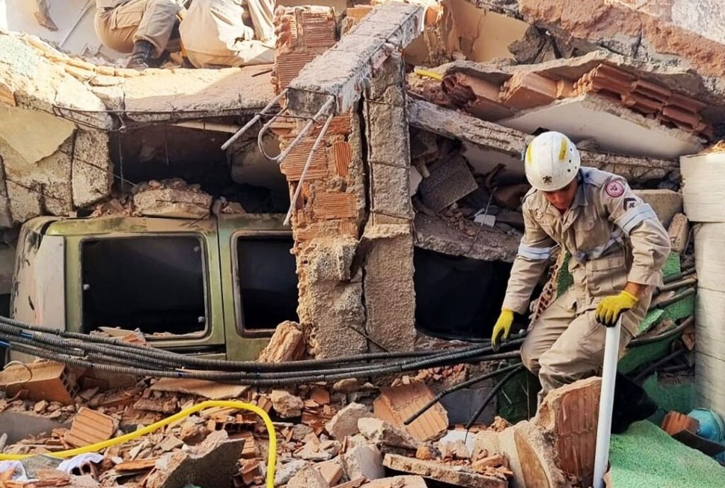 Imagem Ilustrando a Notícia: Soterradas, vítimas de desabamento de casa usam apitos para facilitar resgate pelos bombeiros