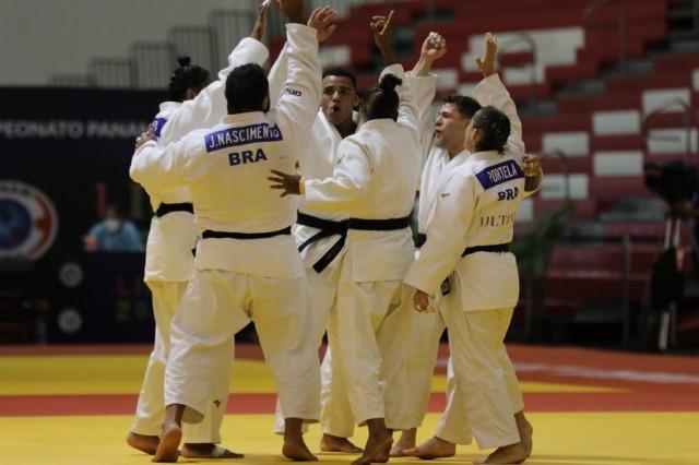 Imagem Ilustrando a Notícia: Brasil é tricampeão pan-americano de Judô por equipes mistas ao vencer Cuba na final