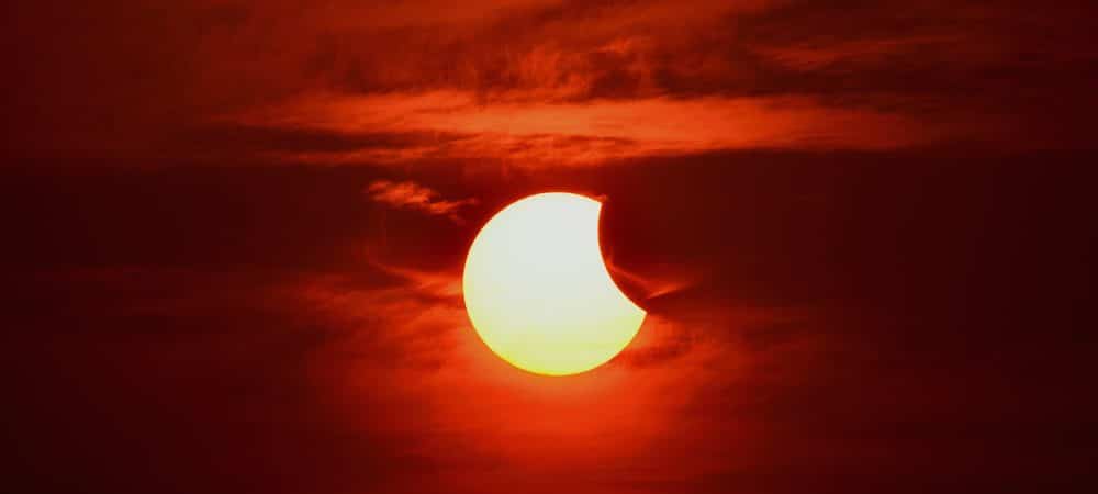 Imagem Ilustrando a Notícia: Veja as regiões onde será possível ver o eclipse solar na tarde deste sábado (30)