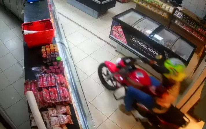 Imagem Ilustrando a Notícia: Polícia identifica suspeito de entrar em açougue de moto para roubar carne