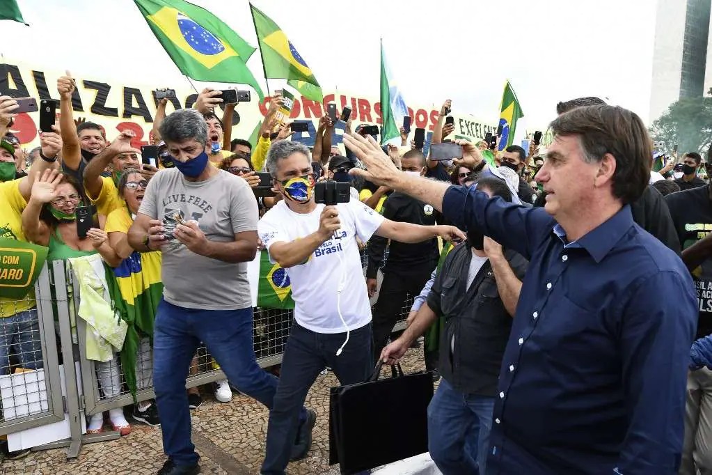 Imagem Ilustrando a Notícia: Após perdão a Daniel Silveira, militância bolsonarista planeja manifestações para 1º de maio