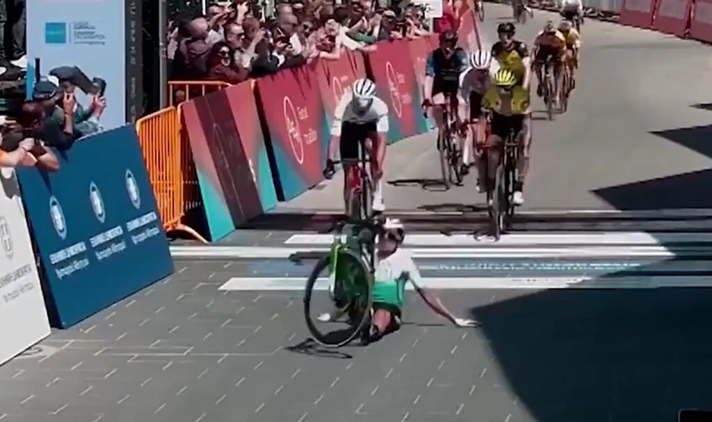 Imagem Ilustrando a Notícia: Pensando ter vencido corrida, ciclista cai em comemoração ao cruzar a linha de chegada; assista