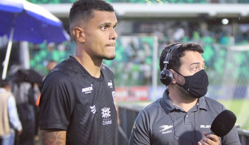 Imagem Ilustrando a Notícia: Grêmio Anápolis fecha com zagueiro e rescinde com goleiro destaque no Goianão