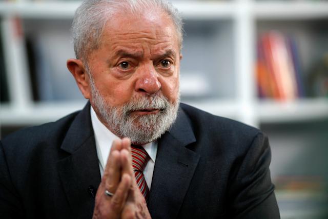 Imagem Ilustrando a Notícia: Lula critica Bolsonaro e diz que presidente deve baixar preço do combustível “na canetada”