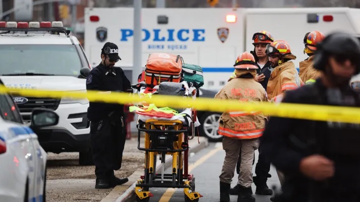 Imagem Ilustrando a Notícia: Ataque a tiros deixa 16 feridos em estação de metrô de Nova York, segundo FDNY