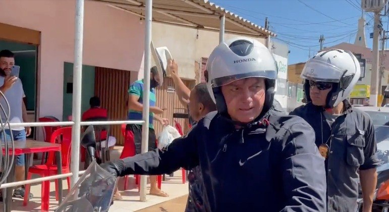 Imagem Ilustrando a Notícia: Bolsonaro faz visita de moto a Valparaíso de Goiás e aproveita para beber caldo de cana