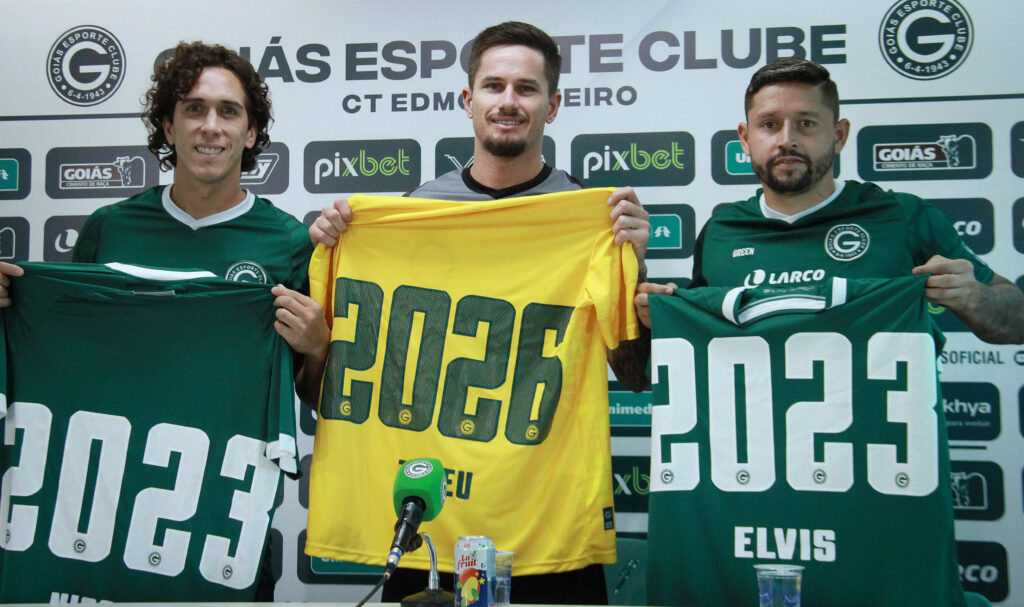 Imagem Ilustrando a Notícia: Dia de aniversário, clube anuncia renovações de Nicolas, Élvis e Tadeu: “Feliz pelo reconhecimento”