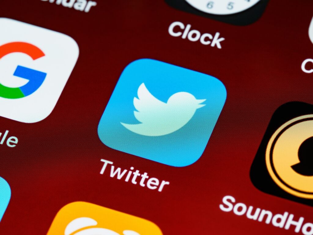 Imagem Ilustrando a Notícia: Twitter anuncia rótulos em candidatos e ferramentas contra desinformação; veja novas medidas para eleições