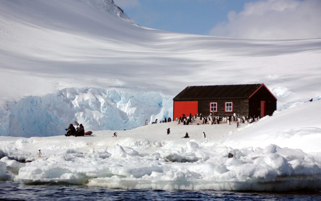 Imagem Ilustrando a Notícia: Em busca de aventura? Vagas para trabalhar como ‘carteiro’ na Antártica oferecem salários de até R$ 10 mil