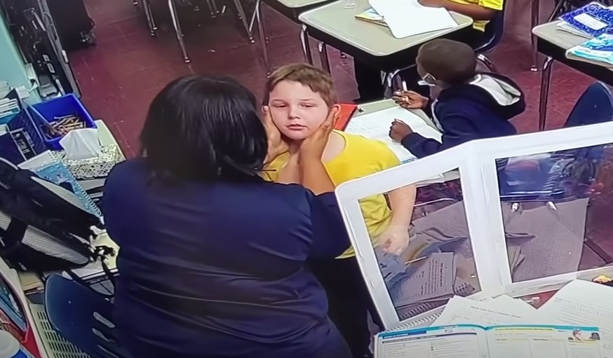 Imagem Ilustrando a Notícia: Em sala de aula, professora salva vida de aluno engasgado com tampinha de garrafa; assista