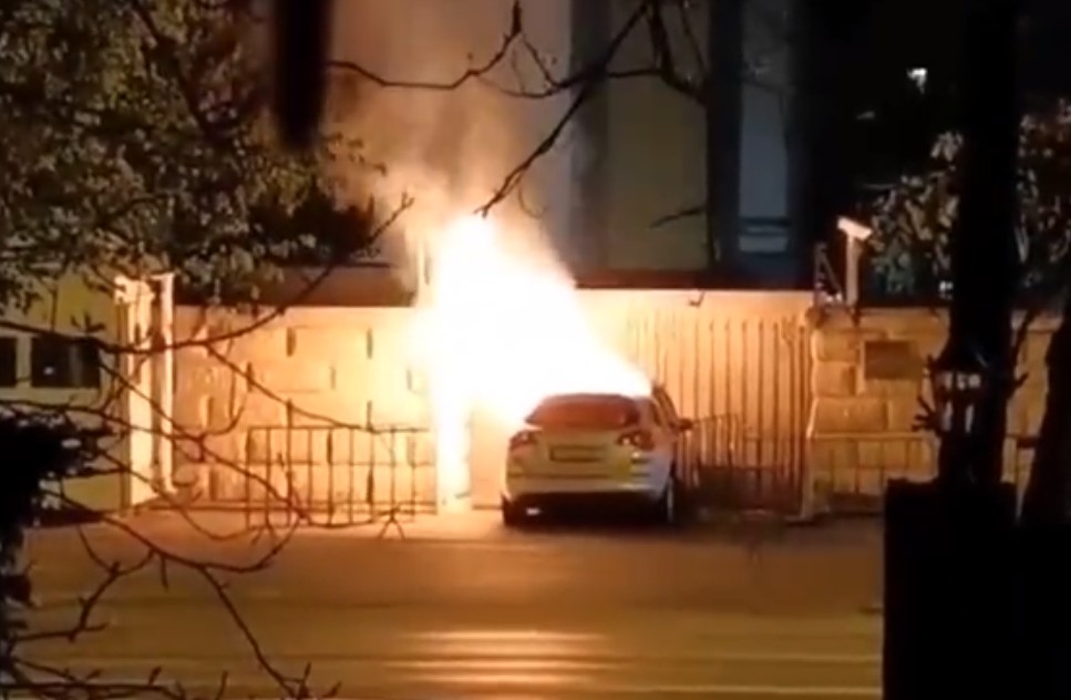 Imagem Ilustrando a Notícia: ‘Russofobia’: motorista colide carro contra embaixada russa na Romênia e ateia fogo no veículo; vídeo