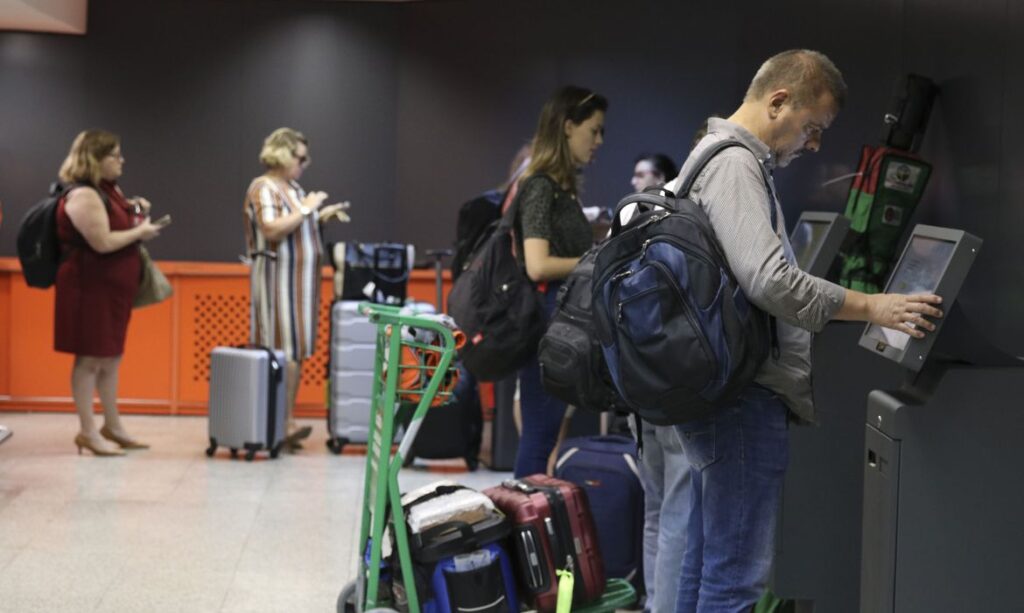 Imagem Ilustrando a Notícia: Procon notifica Gol, Azul e Latam para explicar aumento nos preços das bagagens