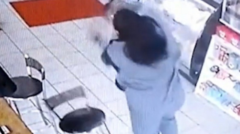 Imagem Ilustrando a Notícia: Após ser assediada, mulher ataca homem que alisou sua perna; veja vídeo