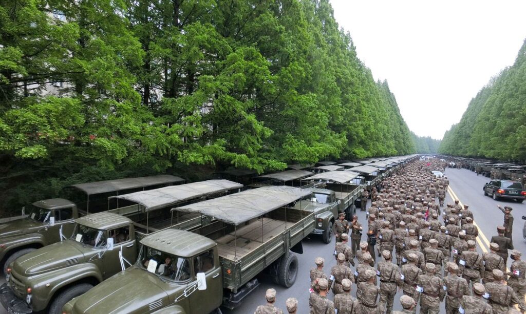 Imagem Ilustrando a Notícia: Em meio a surto de Covid, Coreia do Norte mobiliza exército para distribuir medicamentos