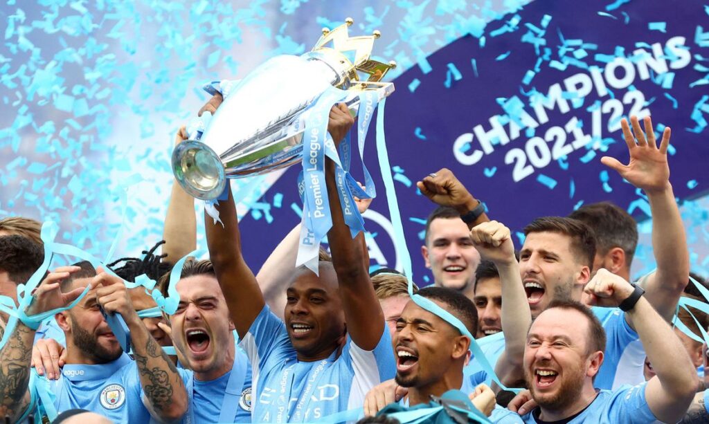 Imagem Ilustrando a Notícia: Com virada histórica, Manchester City derrota Aston Villa e é campeão inglês