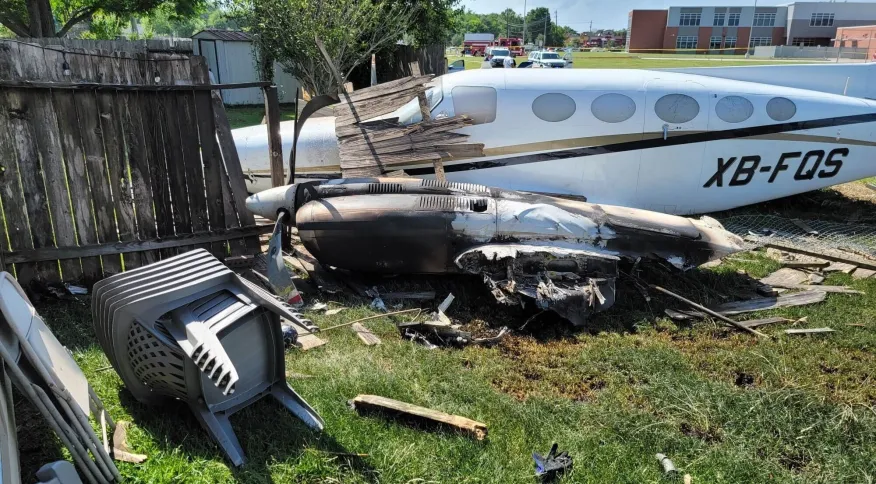 Imagem Ilustrando a Notícia: Avião monomotor cai no quintal de uma casa e nenhum dos passageiros sofreu ferimentos