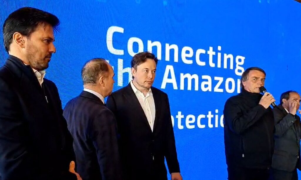 Imagem Ilustrando a Notícia: Elon Musk e Bolsonaro discutem monitoramento da Amazônia via satélites Starlink
