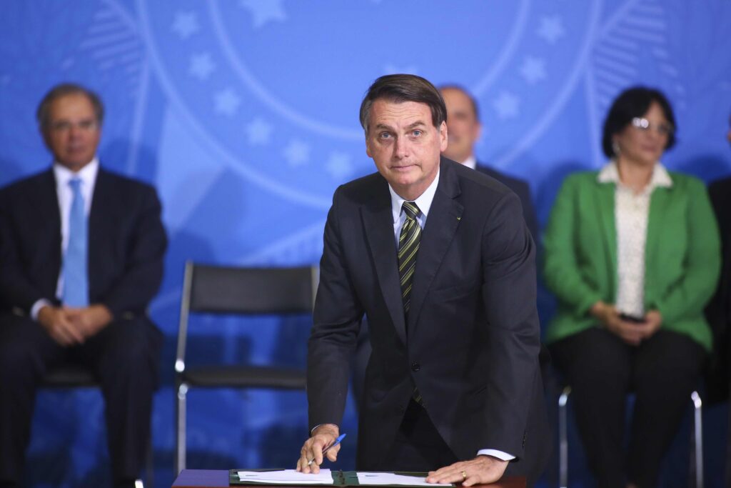 Imagem Ilustrando a Notícia: Bolsonaro sanciona lei que amplia pena para violência contra crianças