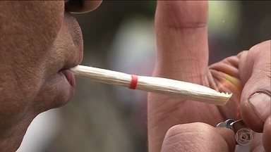 Imagem Ilustrando a Notícia: Dupla é presa por fabricar e vender cigarros de palha falsificados em Goiânia