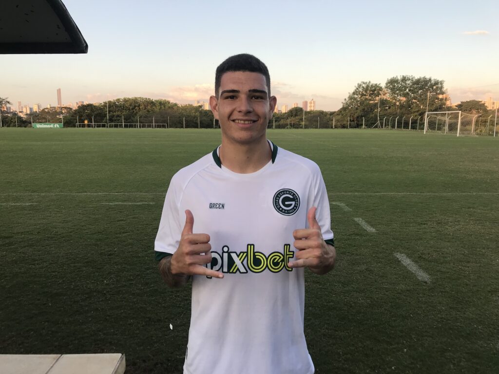 Imagem Ilustrando a Notícia: Andrey comemora primeiro gol pelo Goiás e reforça disputa pela titularidade: “Trabalhando forte”