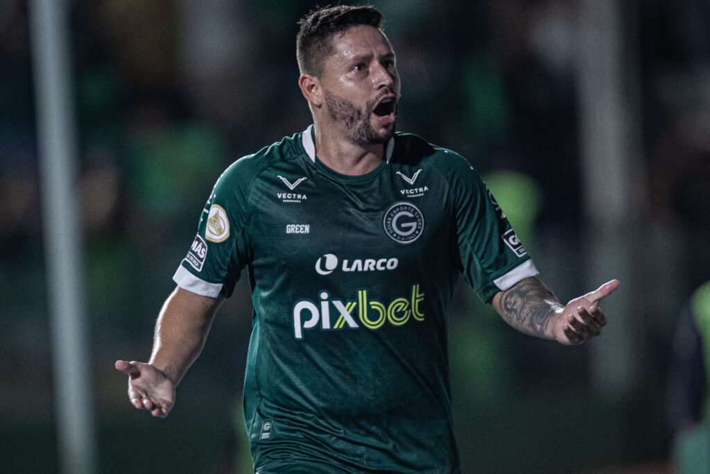 Imagem Ilustrando a Notícia: Com gol de Élvis novamente, Goiás vence Santos diante de sua torcida
