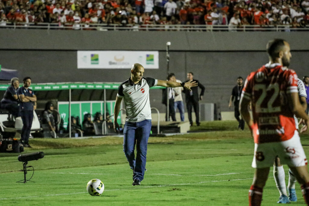 Imagem Ilustrando a Notícia: Para Higo Magalhães, Vila Nova deixa a Copa do Brasil de cabeça erguida