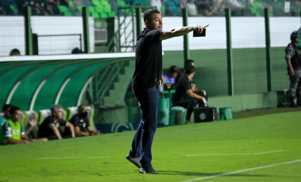 Imagem Ilustrando a Notícia: Jair Ventura explica artilheiro Nicolas no banco de reservas: “Opção do treinador”