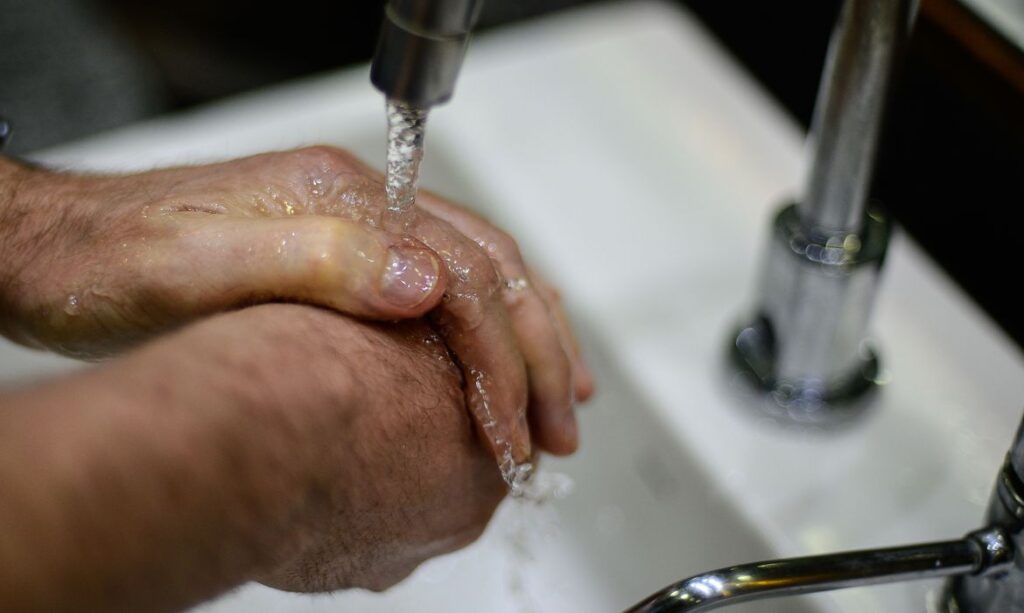 Imagem Ilustrando a Notícia: OMS sugere que medidas simples como lavar as mãos podem reduzir 70% das infecções