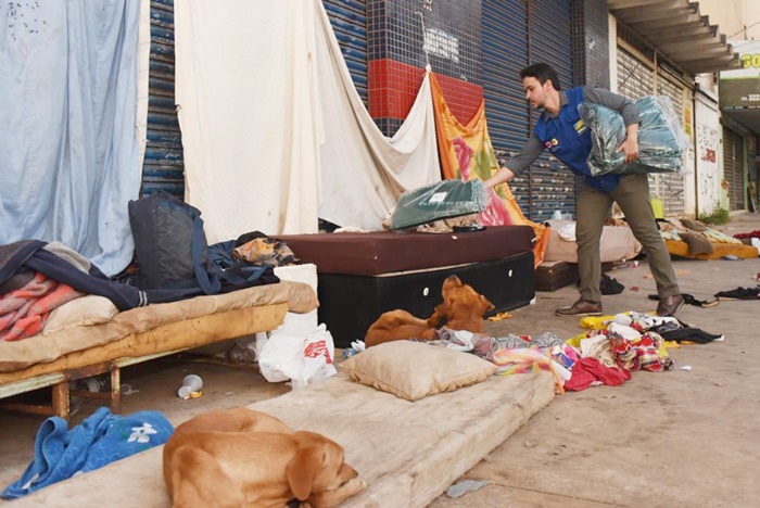 Imagem Ilustrando a Notícia: Com frente fria se aproximando de Goiânia, OVG distribui cobertores para moradores de rua