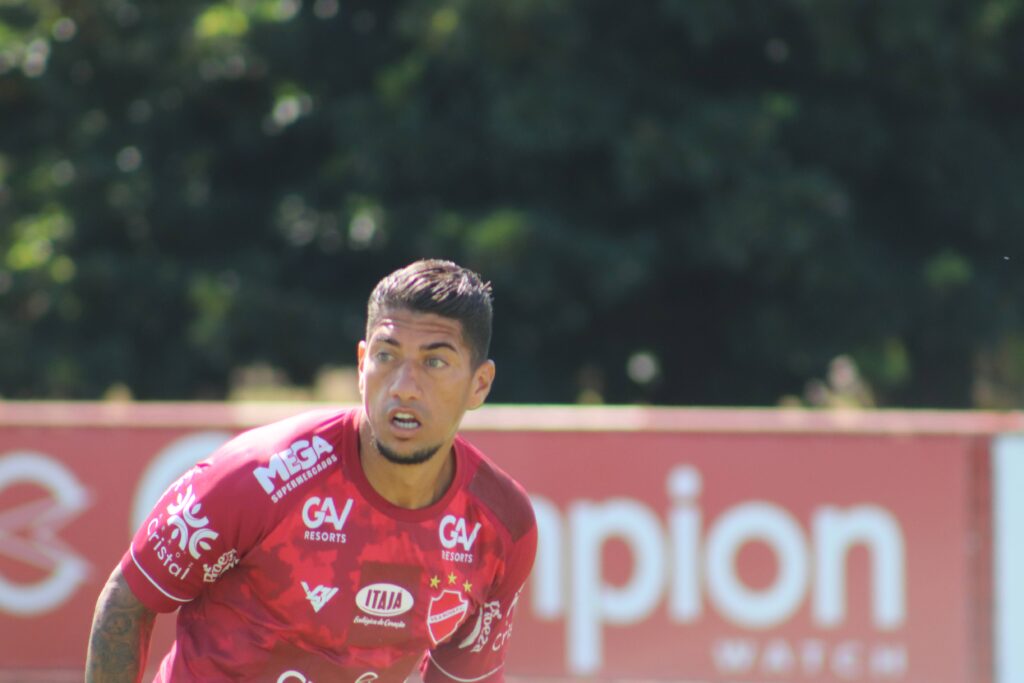 Imagem Ilustrando a Notícia: Vila Nova apresenta o volante Ralf e o atacante Diego Tavares, que já até jogaram pelo clube