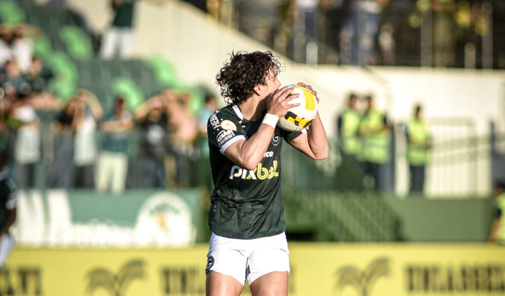 Imagem Ilustrando a Notícia: Nicolas volta a marcar e Goiás empata com RB Bragantino em casa
