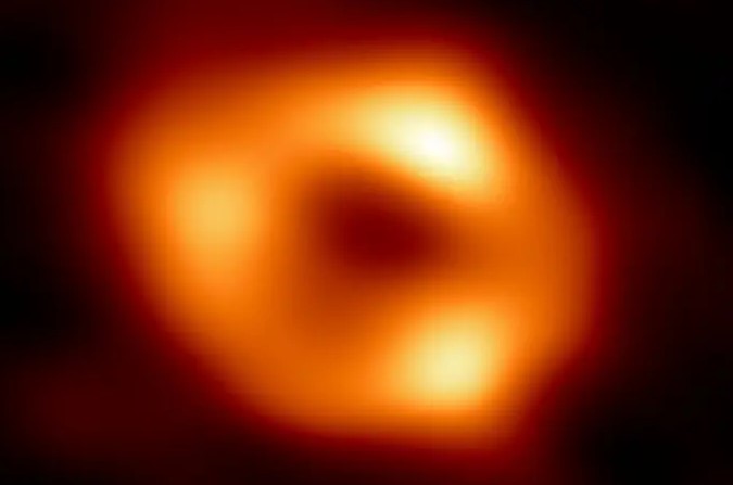 Imagem Ilustrando a Notícia: Cientistas divulgam foto inédita de buraco negro localizado no centro da Via Láctea