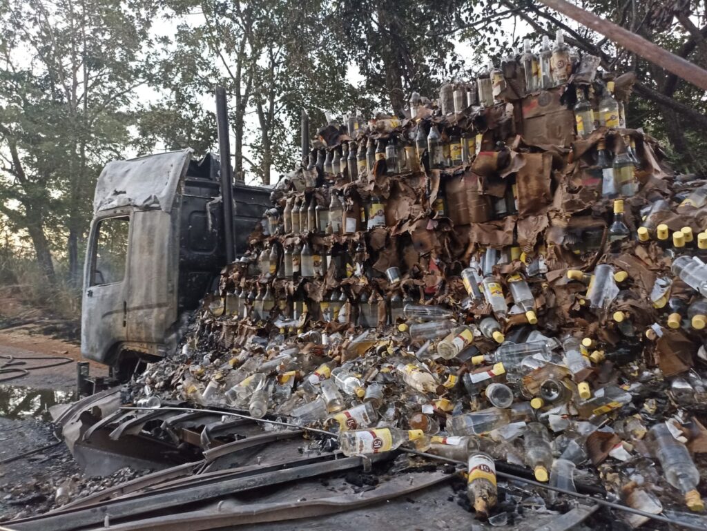 Imagem Ilustrando a Notícia: Caminhão carregado de cachaça pega fogo e situação viraliza nas redes sociais