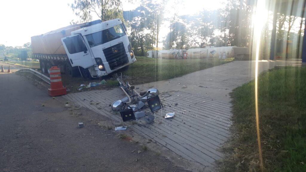 Imagem Ilustrando a Notícia: Motorista pula de caminhão em movimento e veículo atinge a Base de operações da PRF, em Goiânia