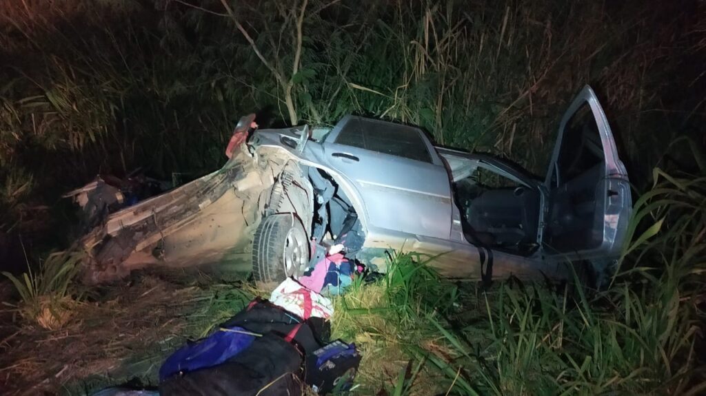 Imagem Ilustrando a Notícia: Acidente entre caminhão e veículo de passeio mata duas pessoas na BR-153 próximo a Jaraguá