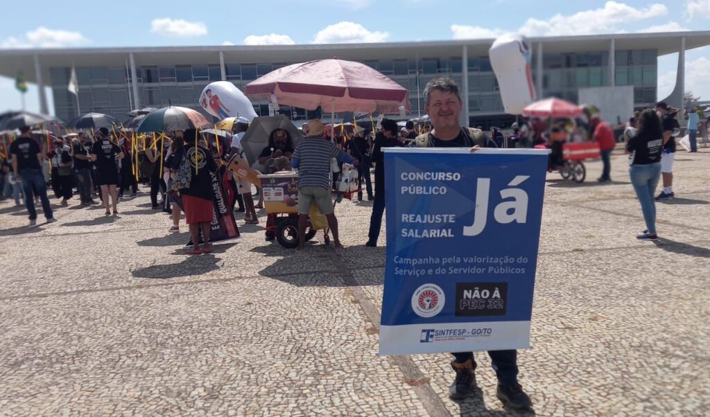 Imagem Ilustrando a Notícia: Servidores do INSS em Goiás completam 50 dias de greve com mobilização em Brasília
