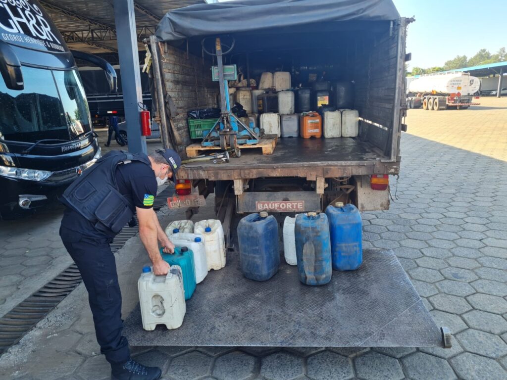 Imagem Ilustrando a Notícia: Operação da Polícia Civil apreende 10 toneladas de combustíveis furtados em Goiânia