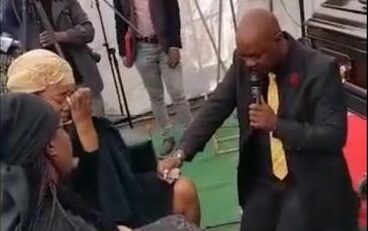 Imagem Ilustrando a Notícia: Pastor africano viraliza ao pedir mulher em casamento durante funeral do pai dela