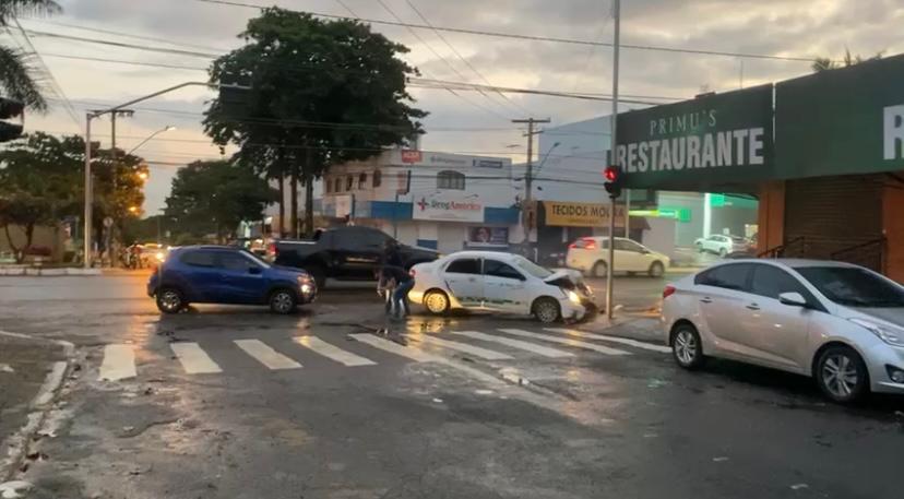 Imagem Ilustrando a Notícia: Veículos se envolvem em acidente no primeiro dia útil após mudança no trânsito do Jardim América