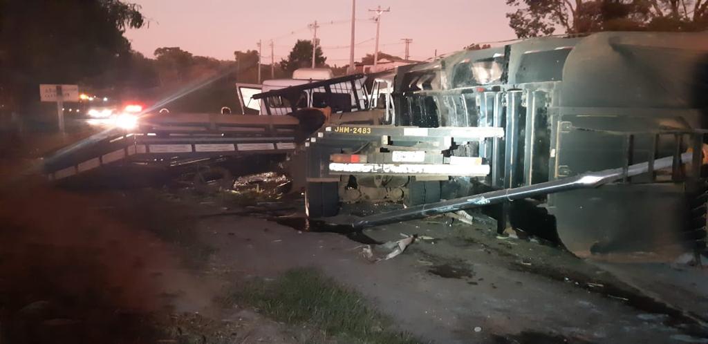 Imagem Ilustrando a Notícia: Acidente com três veículos deixa cinco feridos em Anápolis