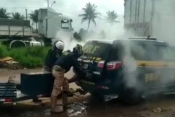 Imagem Ilustrando a Notícia: PRF de SE transforma porta-malas em “câmara de gás” e homem morre sufocado; vídeo