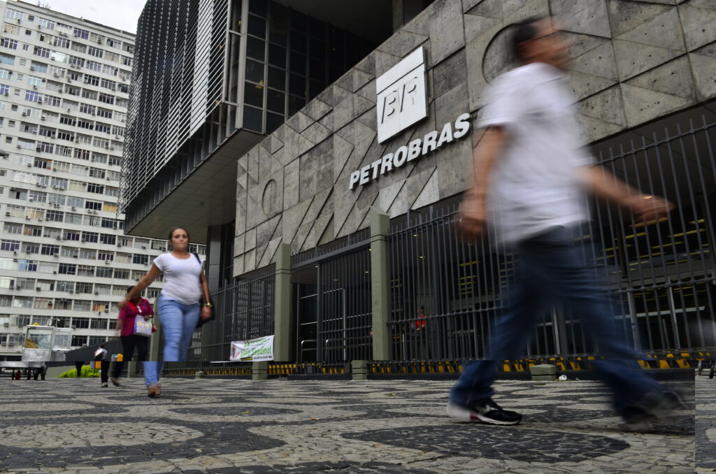 Imagem Ilustrando a Notícia: Ações da Petrobras caem mais de 4% após governo anunciar troca na presidência; Conheça o indicado ao cargo