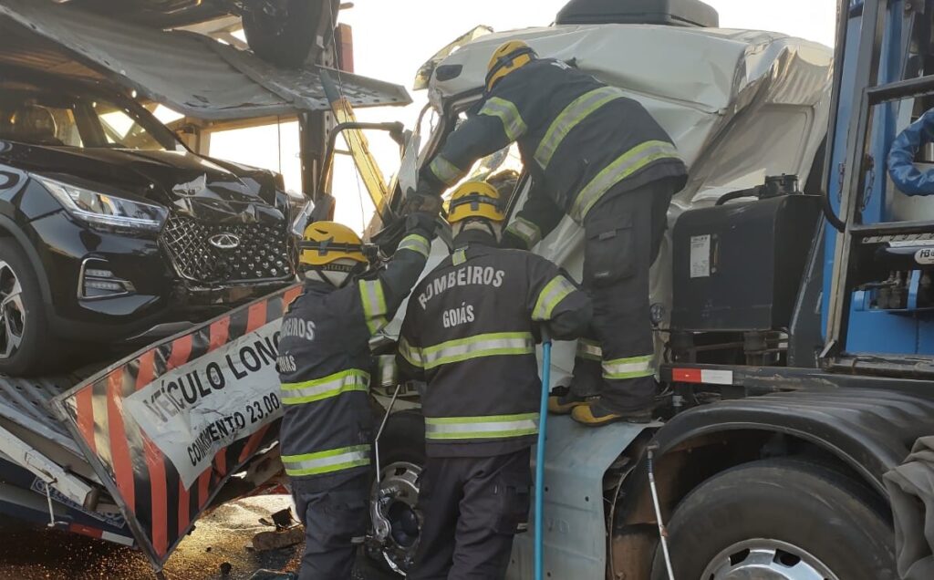 Imagem Ilustrando a Notícia: Colisão entre carretas na BR-060 deixa uma pessoa ferida, em Anápolis