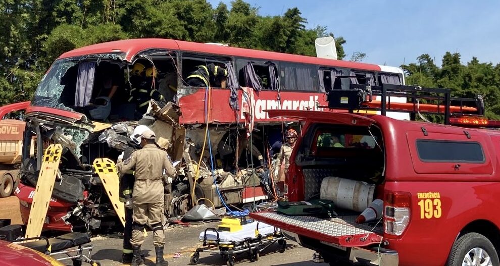 Imagem Ilustrando a Notícia: Colisão entre ônibus e carreta deixa 11 mortos na BR-163, em Mato Grosso; assista