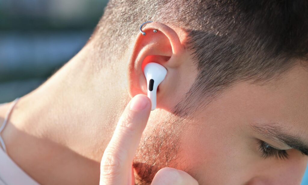 Imagem Ilustrando a Notícia: Após criança perder audição nos EUA, Ministério dá à Apple 72h para explicar segurança de fones de ouvido