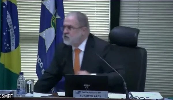 Imagem Ilustrando a Notícia: Em sessão na PGR, Augusto Aras se irrita e parte para cima de procurador