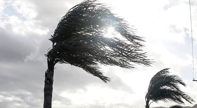 Imagem Ilustrando a Notícia: Fenômeno subtropical chega ao Brasil com ventos de 100 km/h; entenda a relação com a frente fria